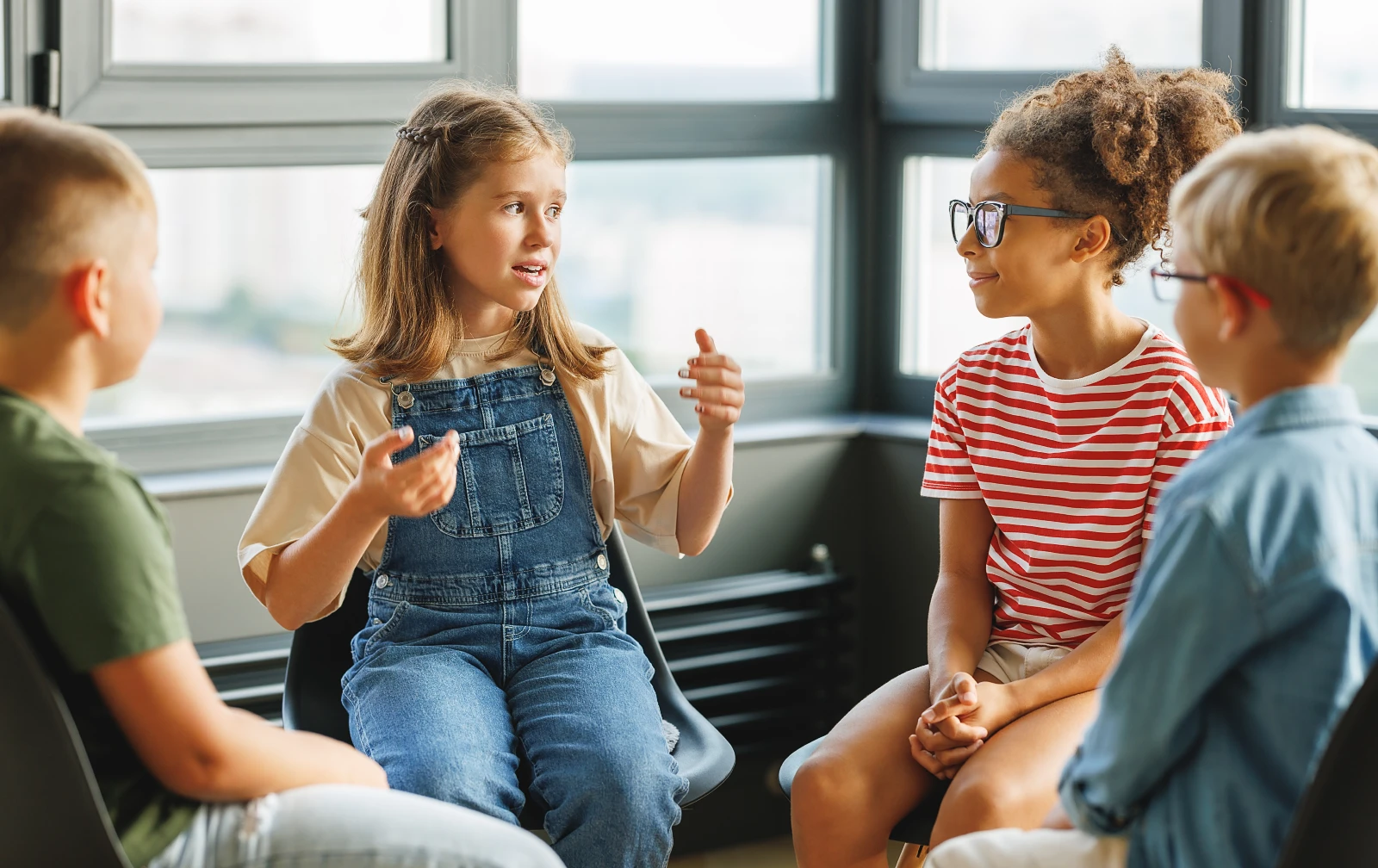 Groepswerk van schoolkinderen, leerlingen bespreken een gezamenlijk project op school